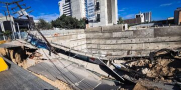 Supervisan trabajos de reparación y limpieza en zona afectada por colapso de muro en calle 10
