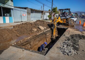 Reemplaza CESPE red de agua potable en calle sexta, Ensenada