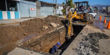Reemplaza CESPE red de agua potable en calle sexta, Ensenada