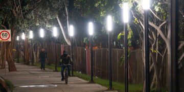 Instalan luminarias de programa Sendero Seguro en zona del Parque de la Amistad