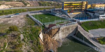 Deslave derriba barda en Colegio Kolbe, Santa Fe, Tijuana