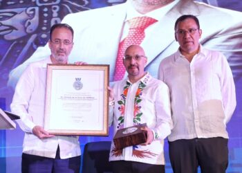 Recibe Octavio de la Torre primera Medalla CAAAREM al Liderazgo Empresarial