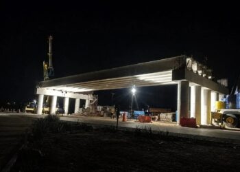 Montan cinco trabes en nuevo puente del Corredor 2000 y avanza obra de modernización