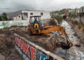Retiran residuos y azolve de canal pluvial en Ribera del Bosque