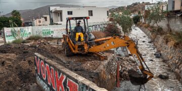 Retiran residuos y azolve de canal pluvial en Ribera del Bosque