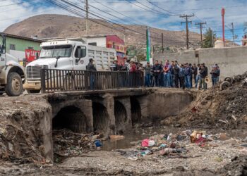 Realizan trabajos de limpieza en canal pluvial de El Pípila para prevenir inundaciones