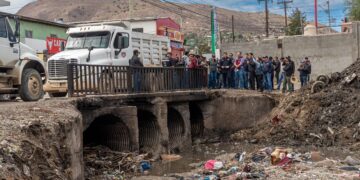Realizan trabajos de limpieza en canal pluvial de El Pípila para prevenir inundaciones