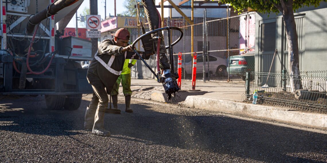 Tijuana atiende 1,500 metros cuadrados de bacheo en el bulevar Fundadores